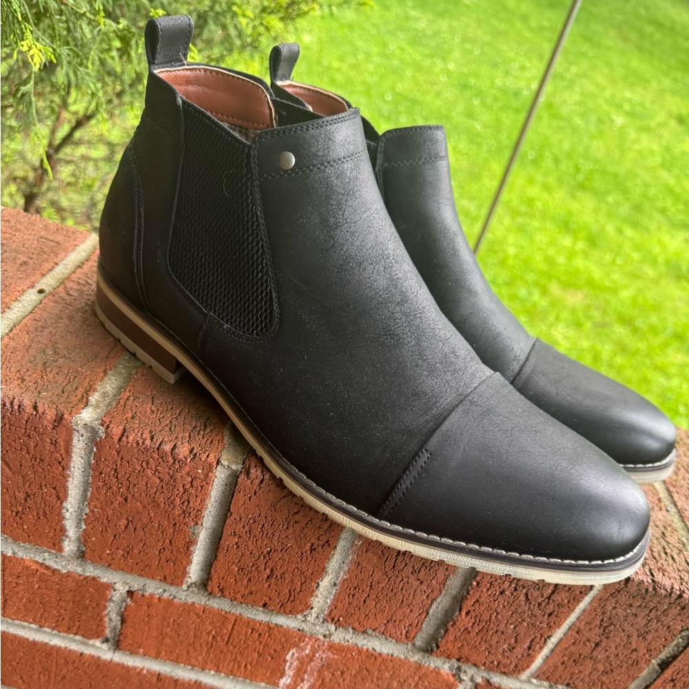 Black Chukka Boots with Sleek Design and Versatile Style